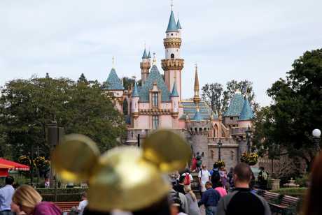 加州迪士尼樂園內遊客走向前方的睡美人城堡。美聯社