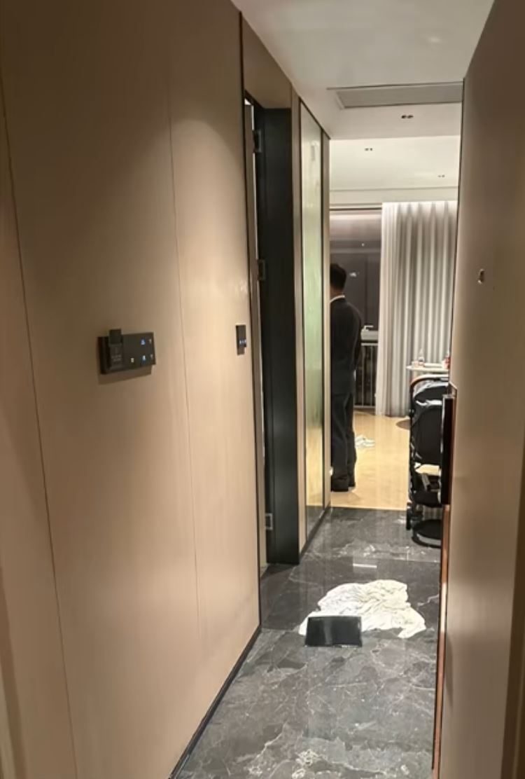 傅先生被困洗手间4小时，要消防花洒喷水浸出走廊才被发现。