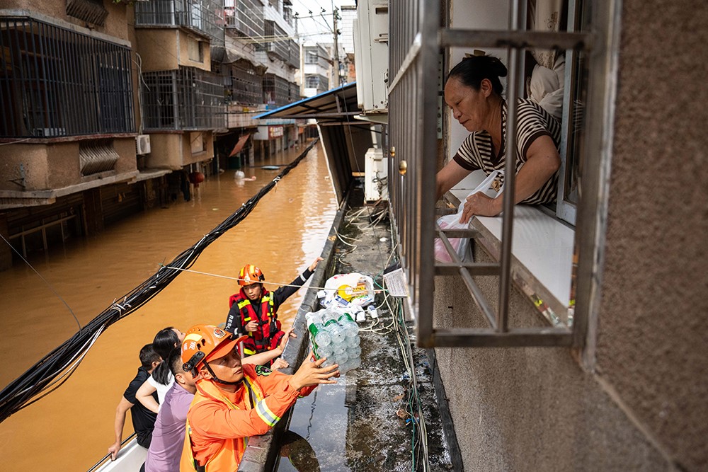 湖南平江有半個城區被浸，居民要在一樓以上躲避洪水。新華社
