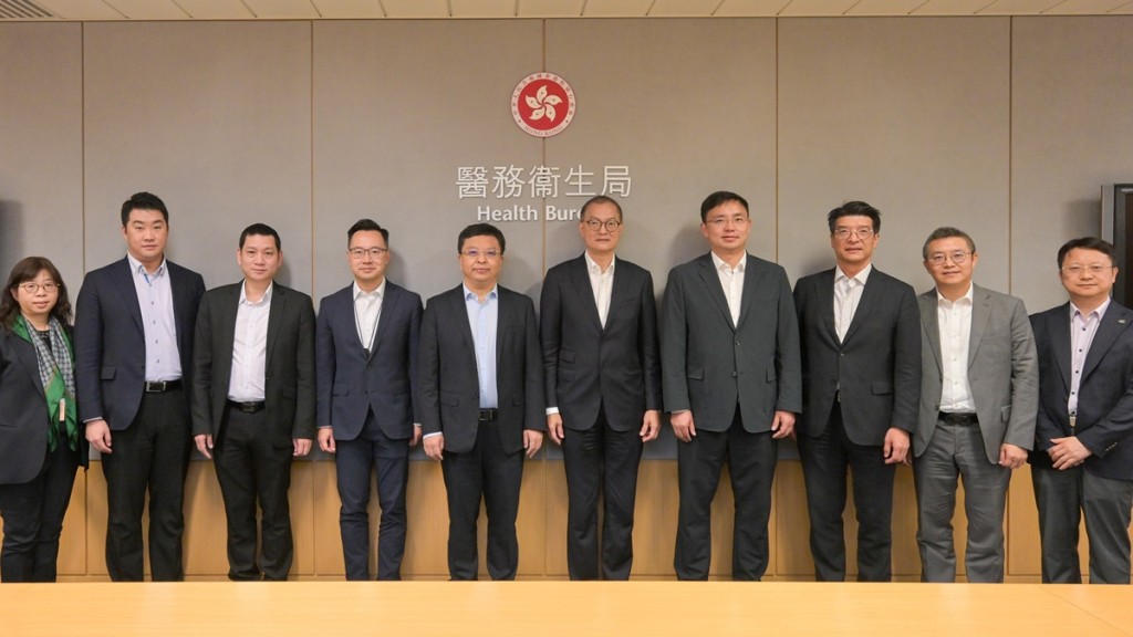 盧寵茂(右五)、葉紅光(左五)、醫衞局副秘書長李力綱(左四)、基層醫療健康專員彭飛舟(右三)、署理衞生署助理署長(長者健康)林秋娟(左一)和其他與會者合照。政府新聞處圖片