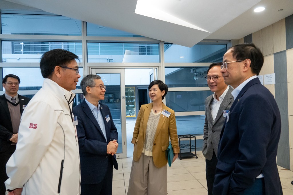 何永賢(中)早前出席了第19屆中學基建模型創作比賽2025的決賽。何永賢FB圖片 何永賢(中)早前出席了第19屆中學基建模型創作比賽2025的決賽。何永賢FB圖片