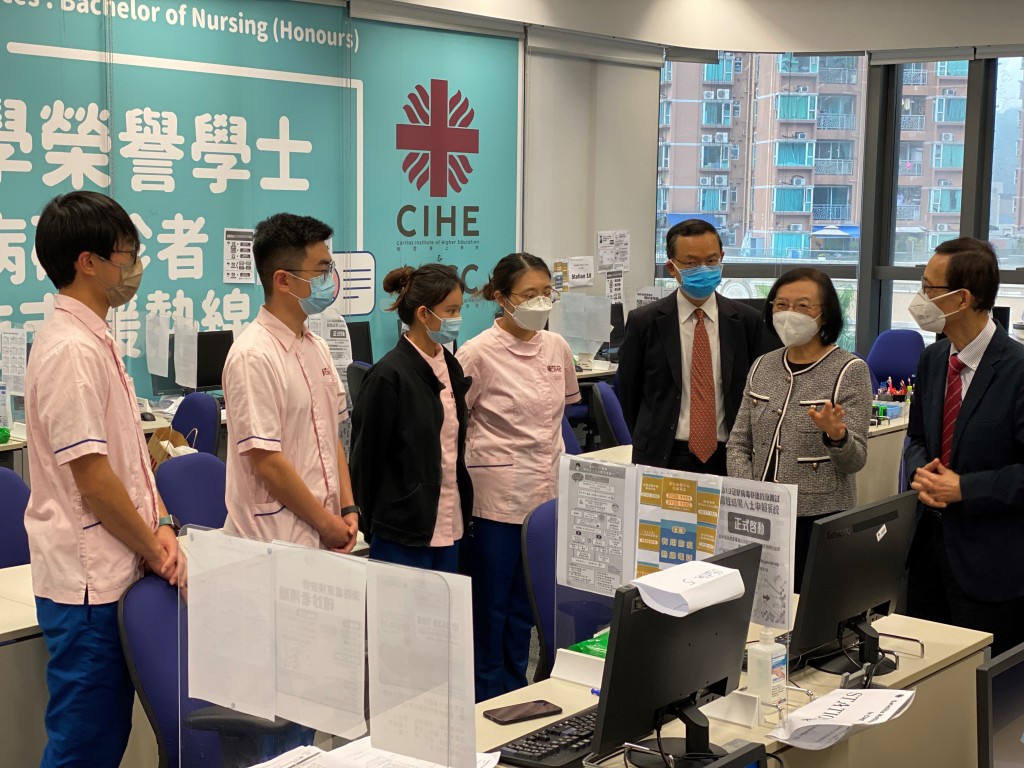 陳肇始到訪明愛專上學院健康科學院，了解其設立的熱線支援中心。