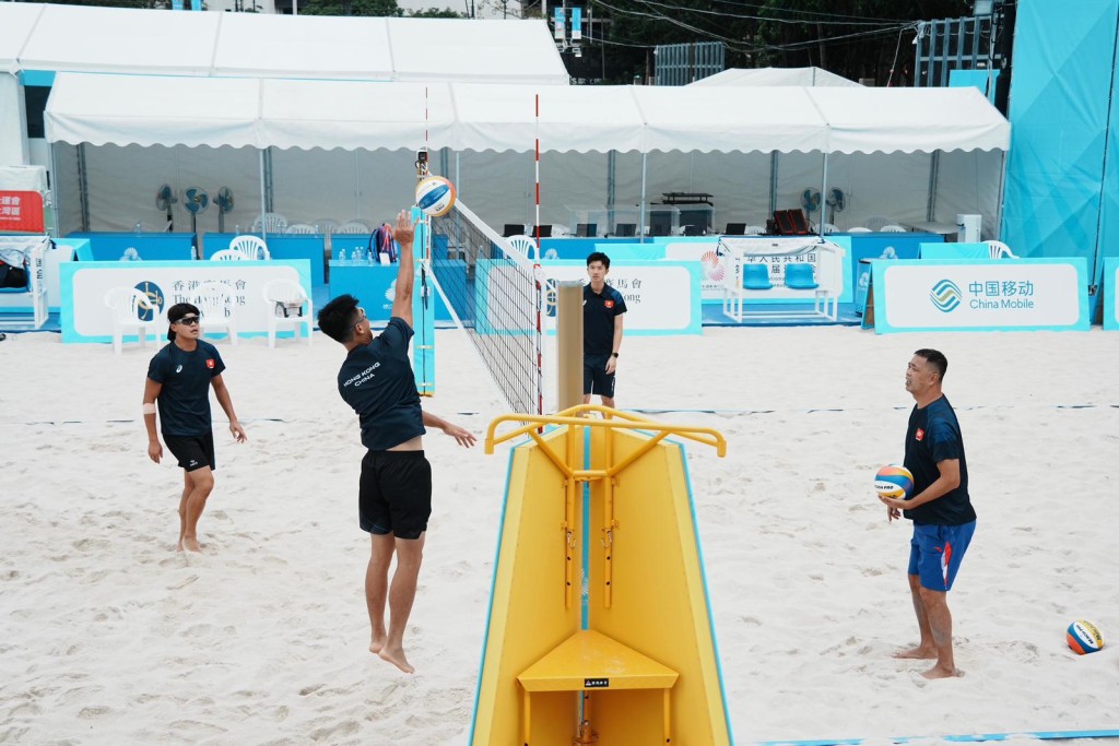男子隊謝鍵泓(左二)及黃嘉潤(左一)在副場練習。汪旭峰攝 男子隊謝鍵泓(左二)及黃嘉潤(左一)在副場練習。汪旭峰攝