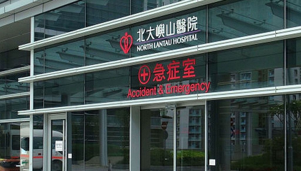 受傷司機送往北大嶼山醫院治理。