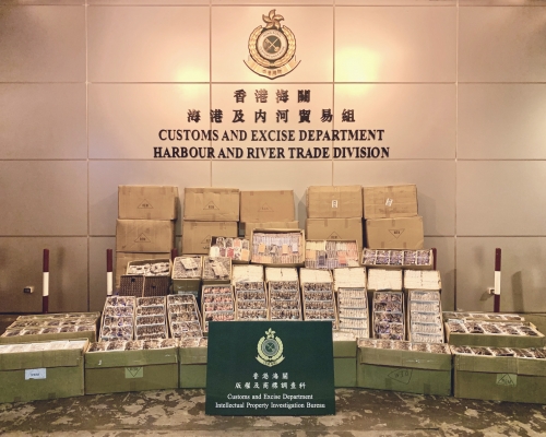 海關於屯門內河船碼頭檢獲共約8.3萬件懷疑冒牌太陽眼鏡及手提電話配件。 