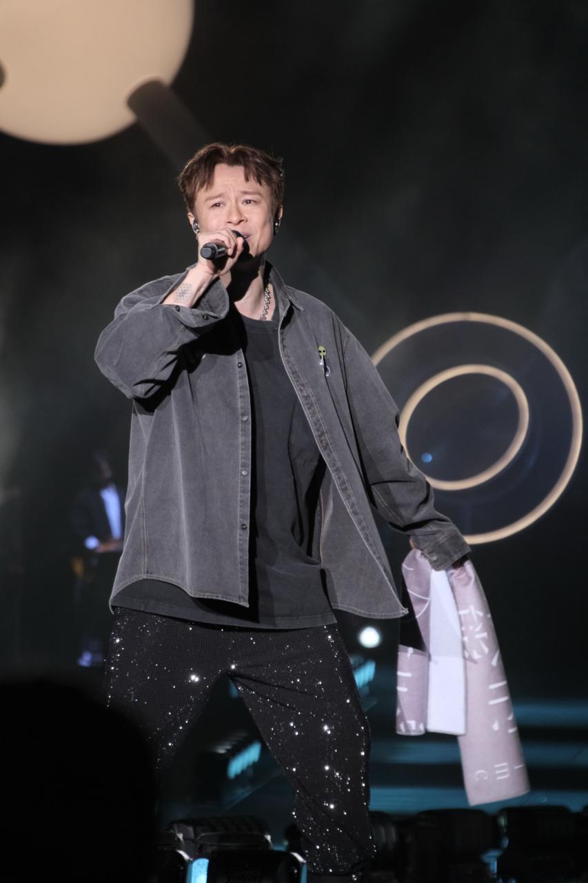 唱完送給亡父的《梨子》後，On仔再唱寫給媽媽的歌曲《愛的一種練習》。