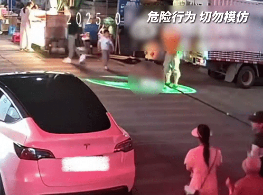 司機落南察看才知道發生意外,喊「快打120,誰家小孩」。 司機落南察看才知道發生意外,喊「快打120,誰家小孩」。