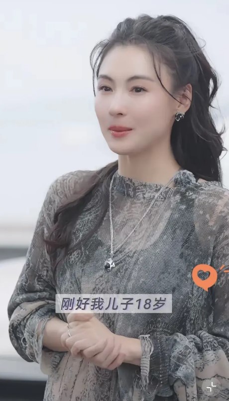 張栢芝親自為大仔揀車試車。 張栢芝親自為大仔揀車試車。