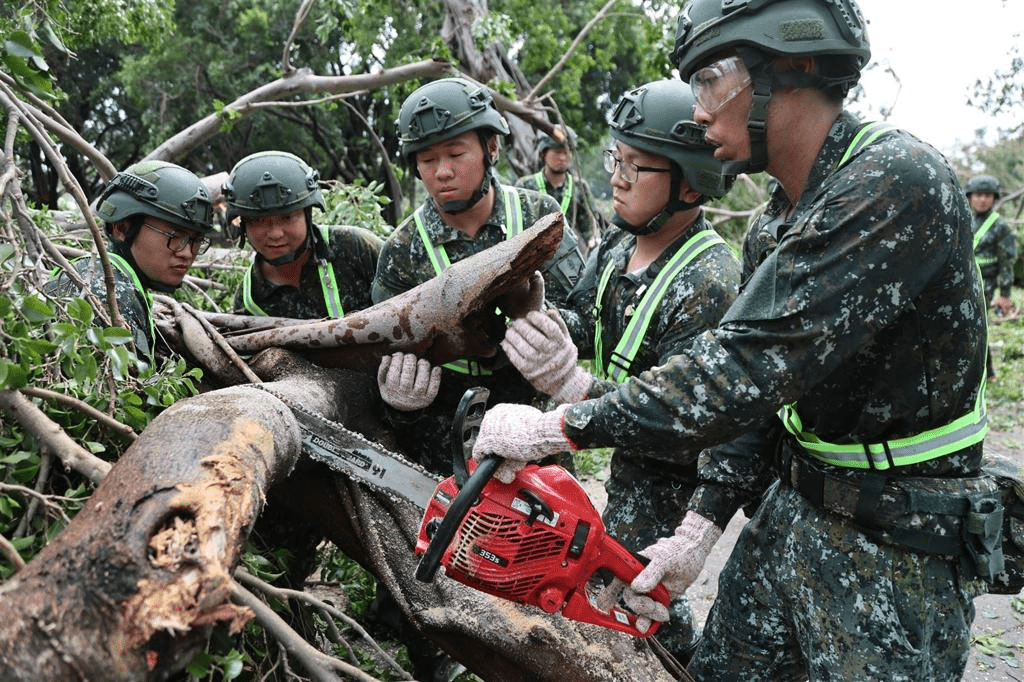 官兵清理倾倒树木，恢复市容环境。 中时