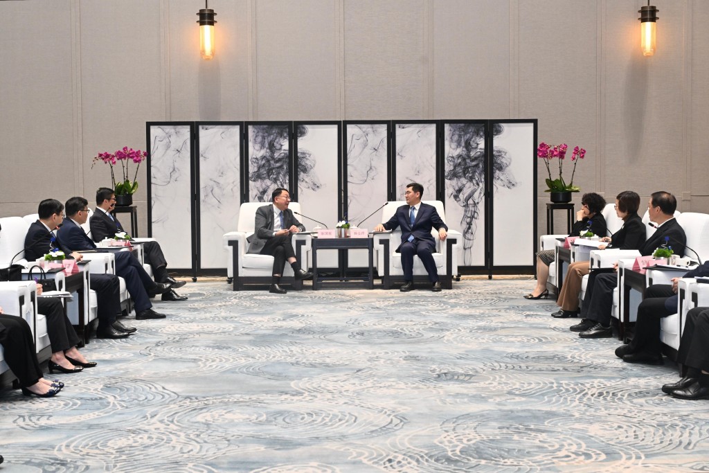 陈国基（左四）与广州市代理市长孙志洋（左五）会面。保安局局长邓炳强 （左三）、运流局局长林世雄（左二）和劳福局局长孙玉菡（左一）亦有参与。政府新闻处