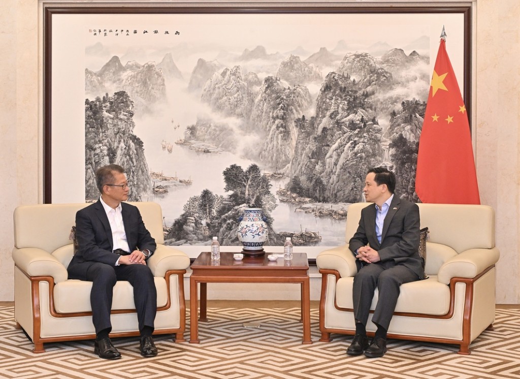 陳茂波在首爾拜會中國駐韓國大使戴兵。陳茂波fb 陳茂波在首爾拜會中國駐韓國大使戴兵。陳茂波fb