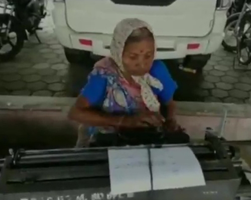 72歲婆婆巴伊(Laxmi Bai)的打字片段,在社交網絡瘋傳。(網圖)
