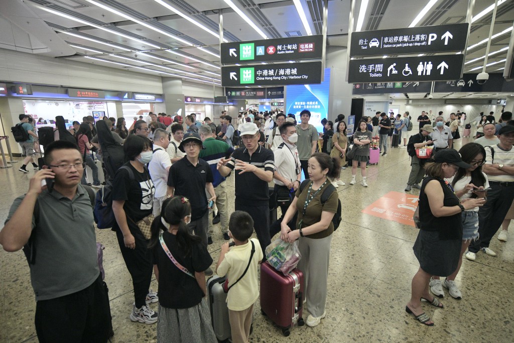 国庆节西九龙高铁站人流情况。陈浩元摄