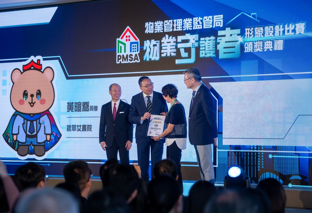 林定國(左二)頒獎予得獎者。林定國fb 林定國(左二)頒獎予得獎者。林定國fb