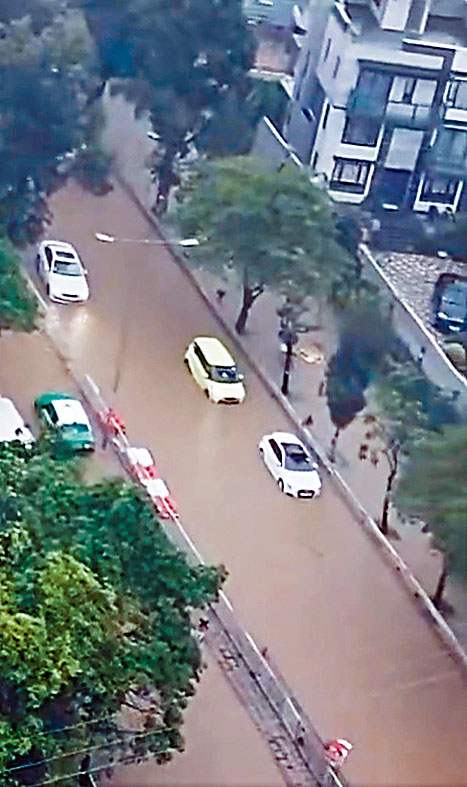 新界西紅雨期間雨勢最大，有車輛在路中拋錨。