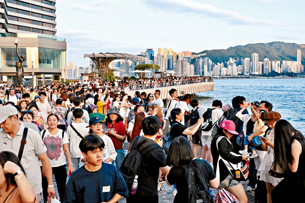 剛結束的國慶黃金周長假期有122萬人次內地旅客入境，即平均每日約17萬人次，較去年升27%。