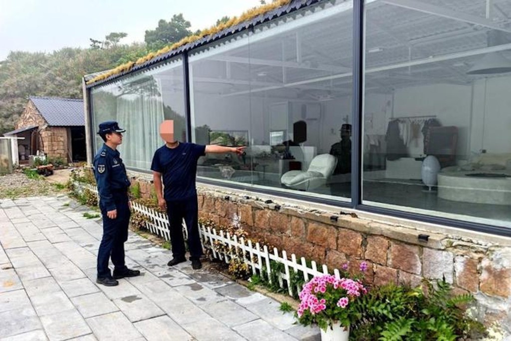 「荒島改造」網紅涉侵佔無人島違法建屋被海警突擊帶走。寧波海警