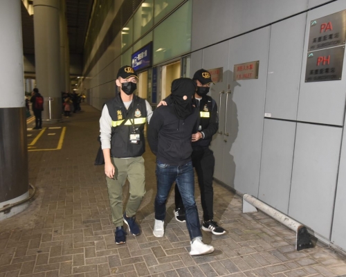 一名從巴西經杜拜來港的24歲男旅客被捕。