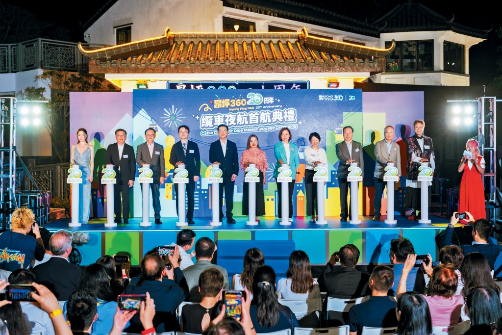 昂坪360首次改裝退役纜車「落地」化身打卡裝置，阿佘更特別拍照留念。