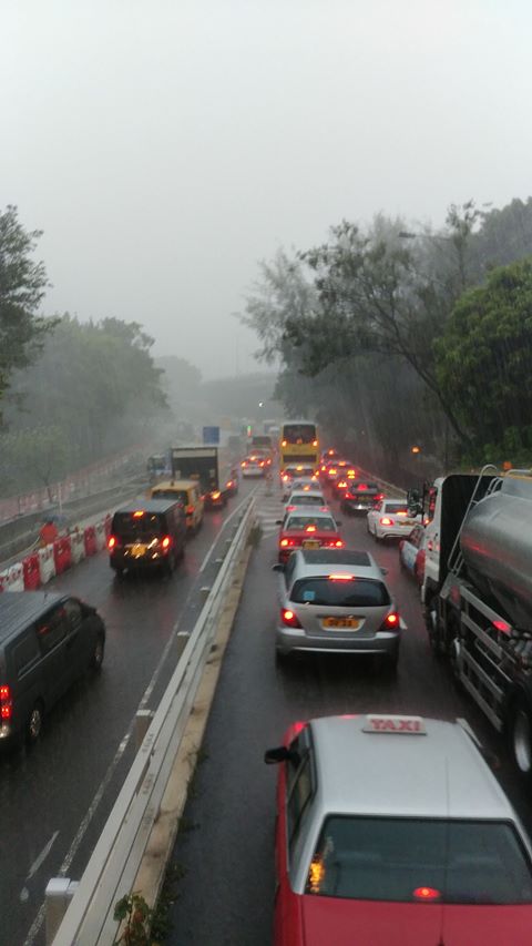 維園對出清風街出現小型水浸,出現車龍。Whchung Hong