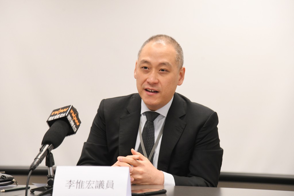 立法会金融服务界议员李惟宏建议，本港可参考外国经验设立OTC市场，并已向港交所及监管机构表达意见。