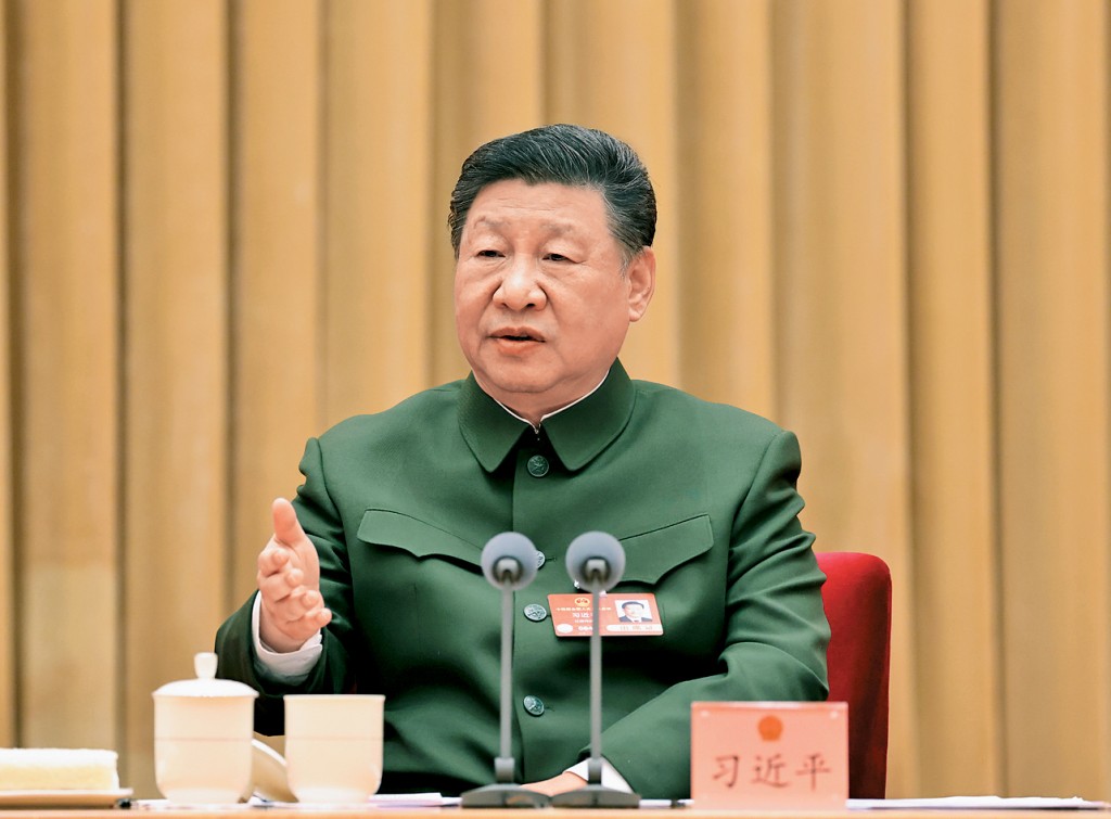 習近平在解放軍和武警部隊代表團全體會議上發言。