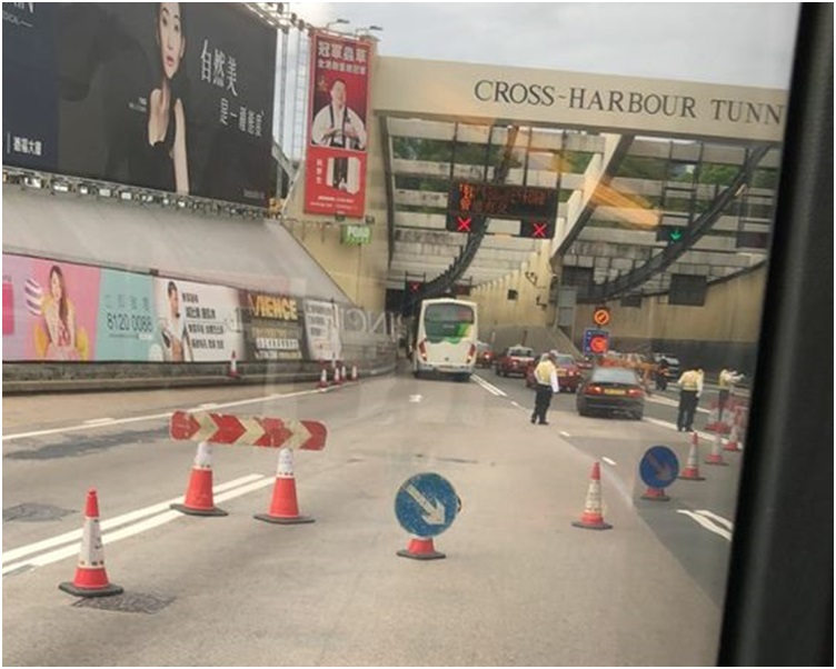 職員在場封閉往香港的管道。香港突發事故報料區網民Masami Wilson攝