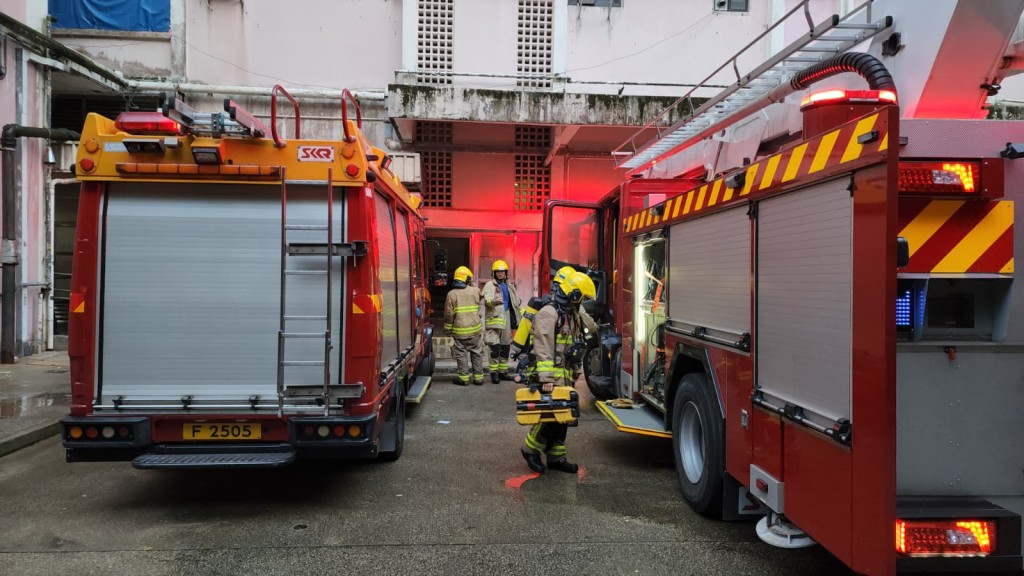 翠屏北邨單位風扇短路起火 女住戶燒傷手送院 逾40居民自行疏散。黎志偉攝