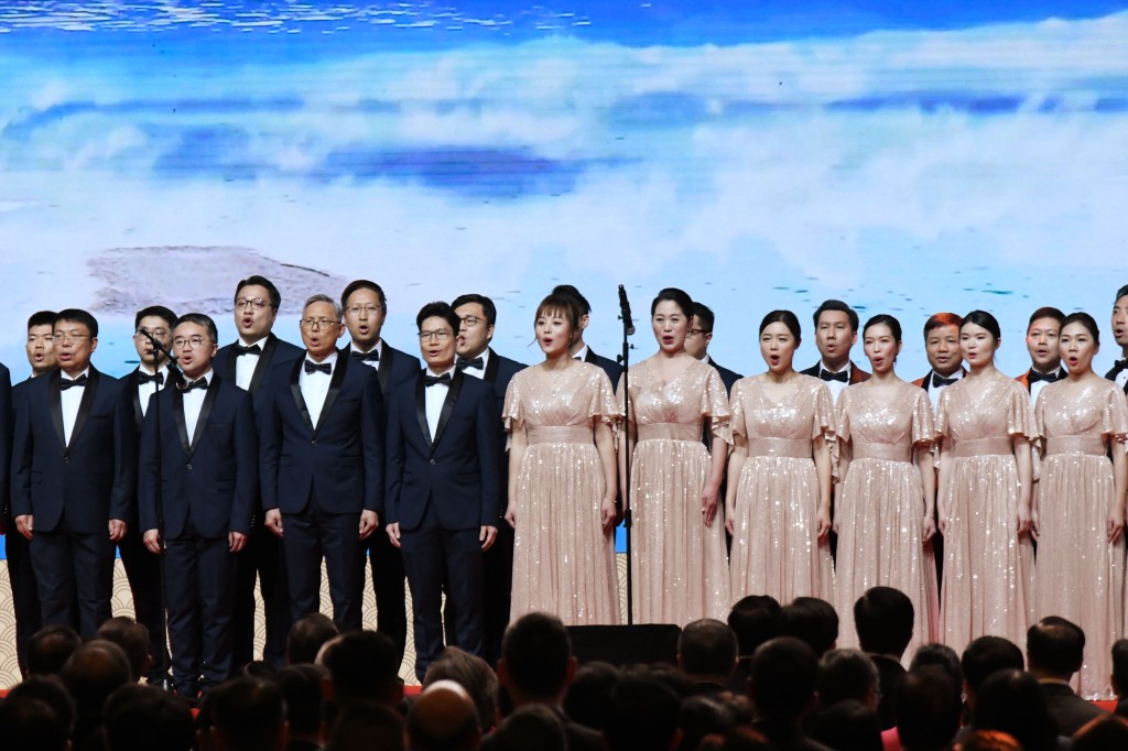 中聯辦新春團拜大合唱，全體副局及政助均出動，他們唱歌時都七情上面。