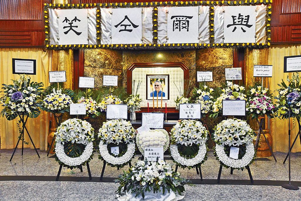 ■吳耀漢的靈堂佈置簡約，家人送的花圈放在正中。