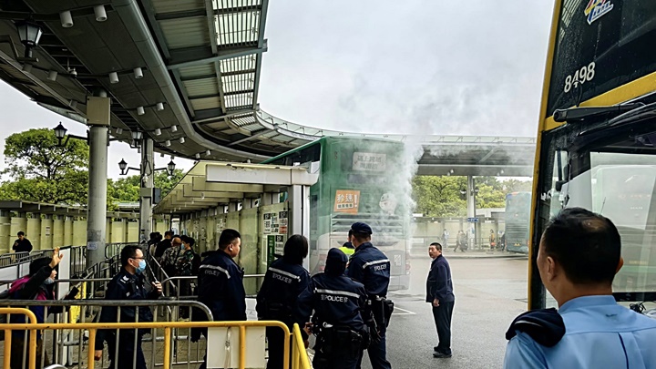 巴士車尾冒煙。fb：是日快快-巴士即日相