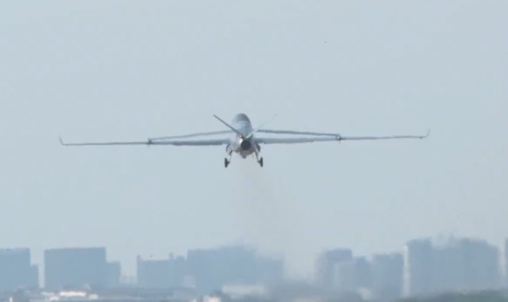 “无侦-7”高空侦察机疑现身黄岩岛海空联合演训。央视