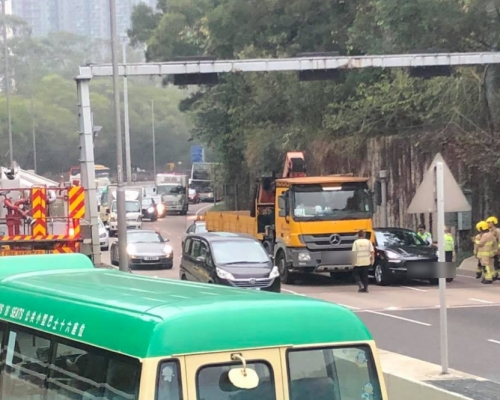 涉事泥頭車及私家車。網民Wendy Yeung圖片