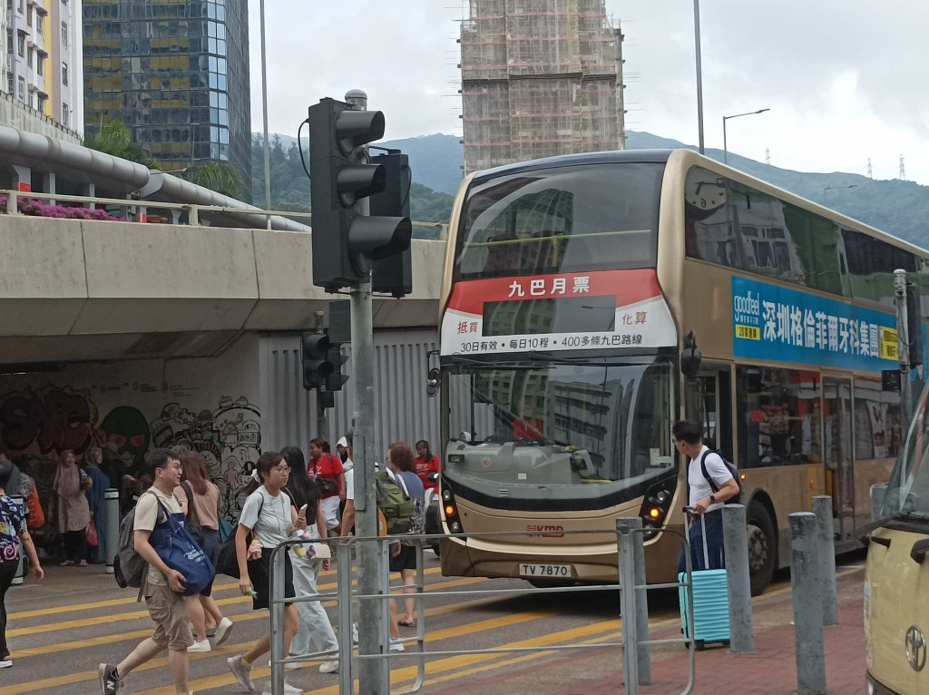 附近行人過路燈也熄滅。是日快快-巴士即日相FB