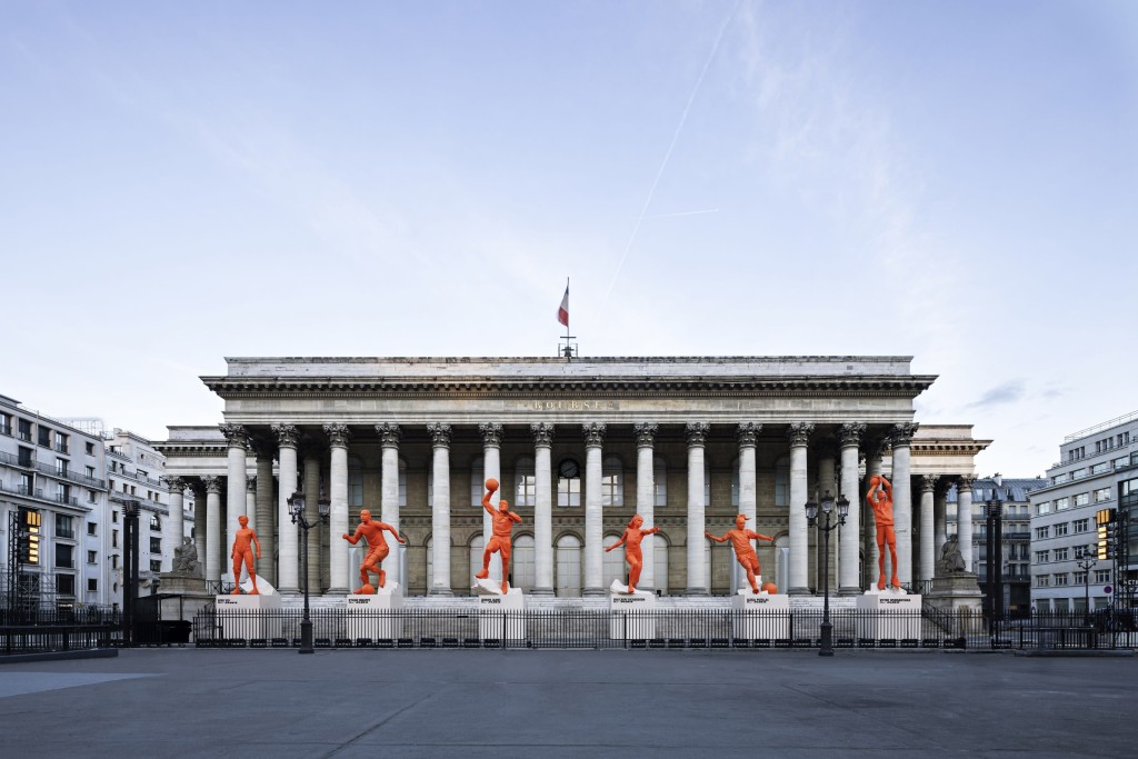 巴黎布隆尼亚尔宫门口的 Nike 运动员雕塑