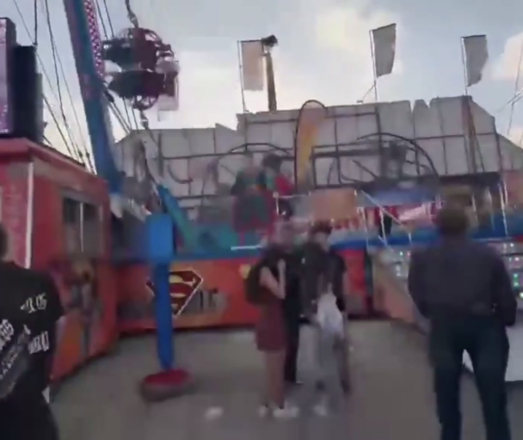 座艙失控亂飛，撞柱數下。 X@krassenstein