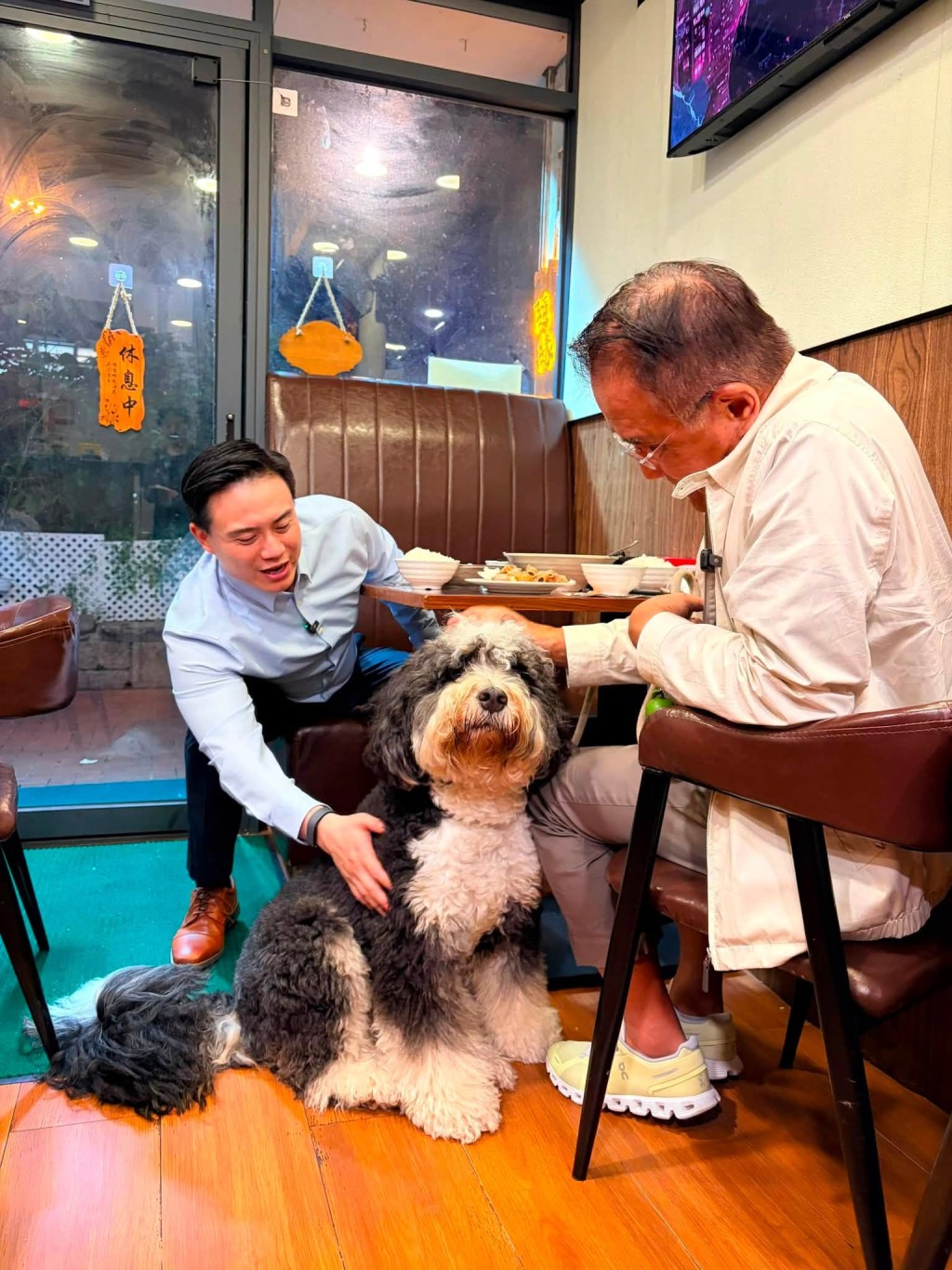 田北辰帶「Aspen」實測，指「Aspen」雖體型較大，但性格溫馴親人，惟因較少外出且對人與狗略帶怯意，故整頓飯期間大多安靜躲於桌下。田北辰fb