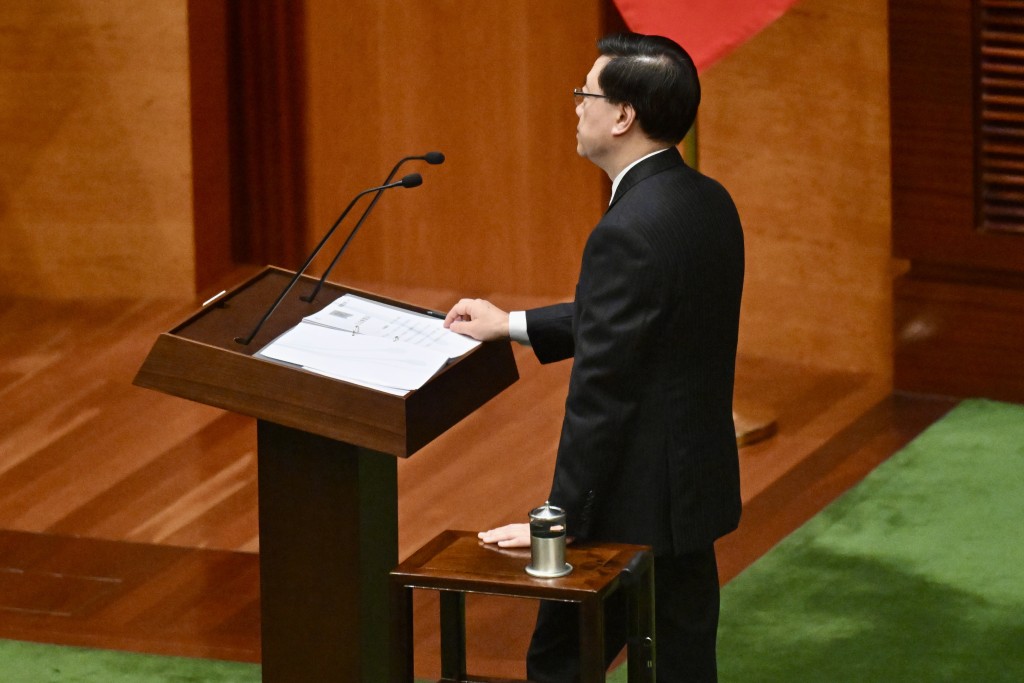 李家超於監誓過程中需要攙扶旁邊的茶几。