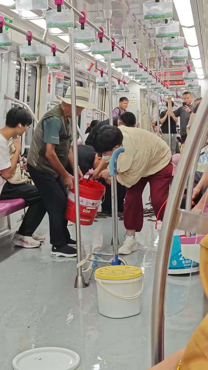 南京一名大叔意外將一桶載有黃鱔的膠桶翻倒。抖音@FIFO 南京一名大叔意外將一桶載有黃鱔的膠桶翻倒。抖音@FIFO