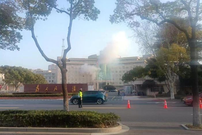 张家港市政府大楼疑被人爆炸后冒烟。网络图片