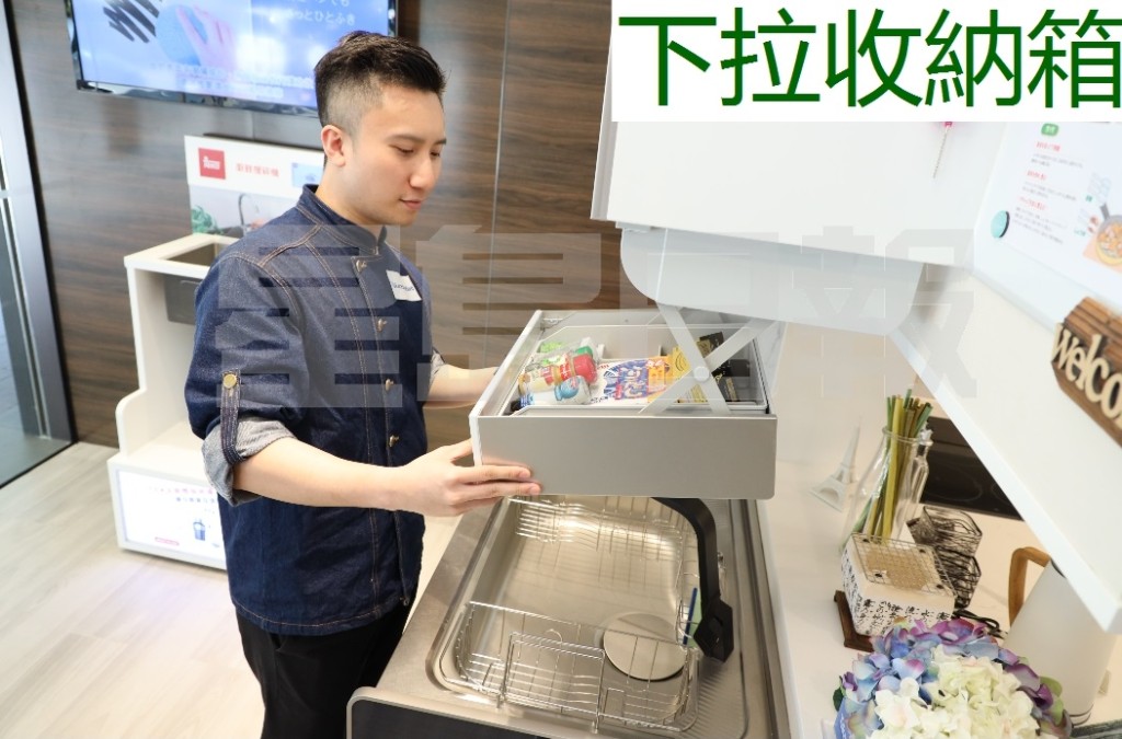 櫥櫃特別配置下拉收納箱「Eye Rack」，可靈活調校層架高度，讓你清楚看見櫃內物品之餘，又能輕鬆拿取所需工具，煮食時更得心應手。