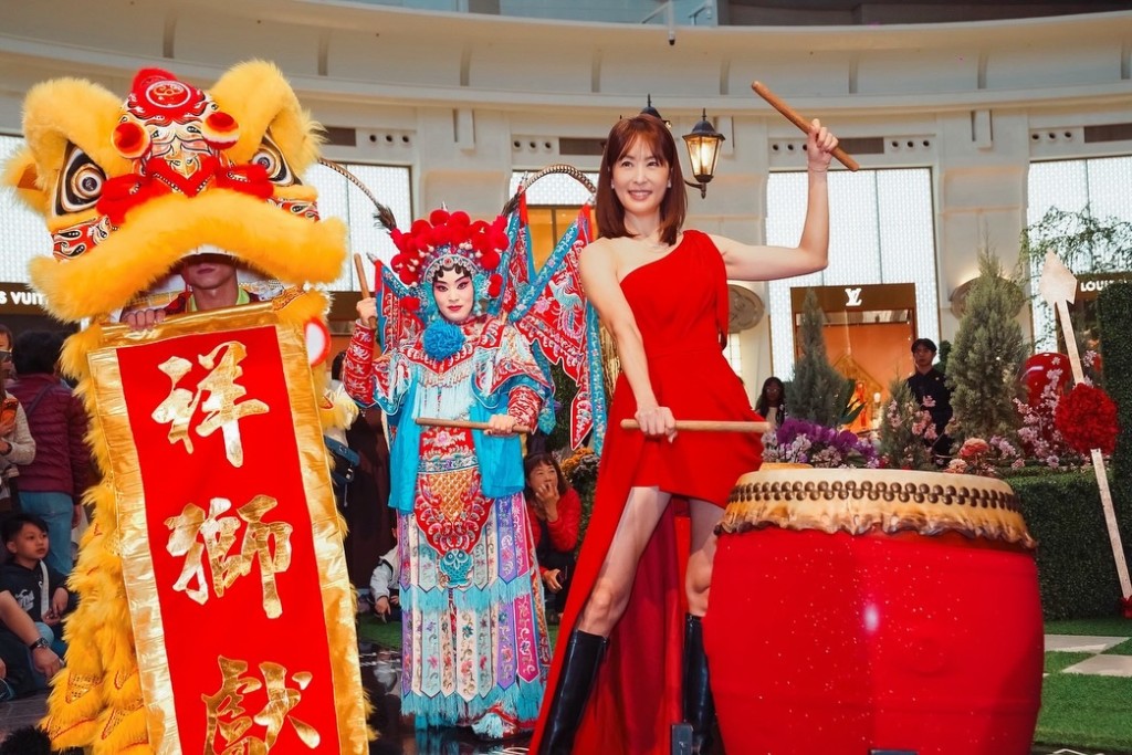 台北101美女董事长贾永婕因说一句“我们中国人过年穿大红色”，遭大量民进党支持者批评。facebook@贾永婕的跑跳人生