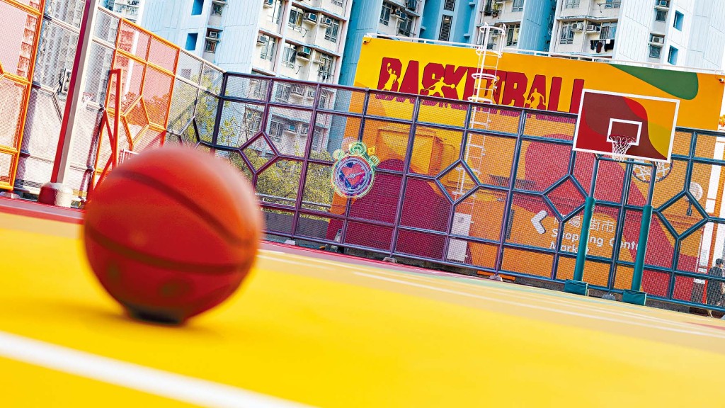 領展於全港管理約80個體育設施地點,部分場地更加入繽紛色彩及相片牆設計,既提升吸引力,亦展現本地運動文化,成為社區互動熱點。 領展於全港管理約80個體育設施地點,部分場地更加入繽紛色彩及相片牆設計,既提升吸引力,亦展現本地運動文化,成為社區互動熱點。