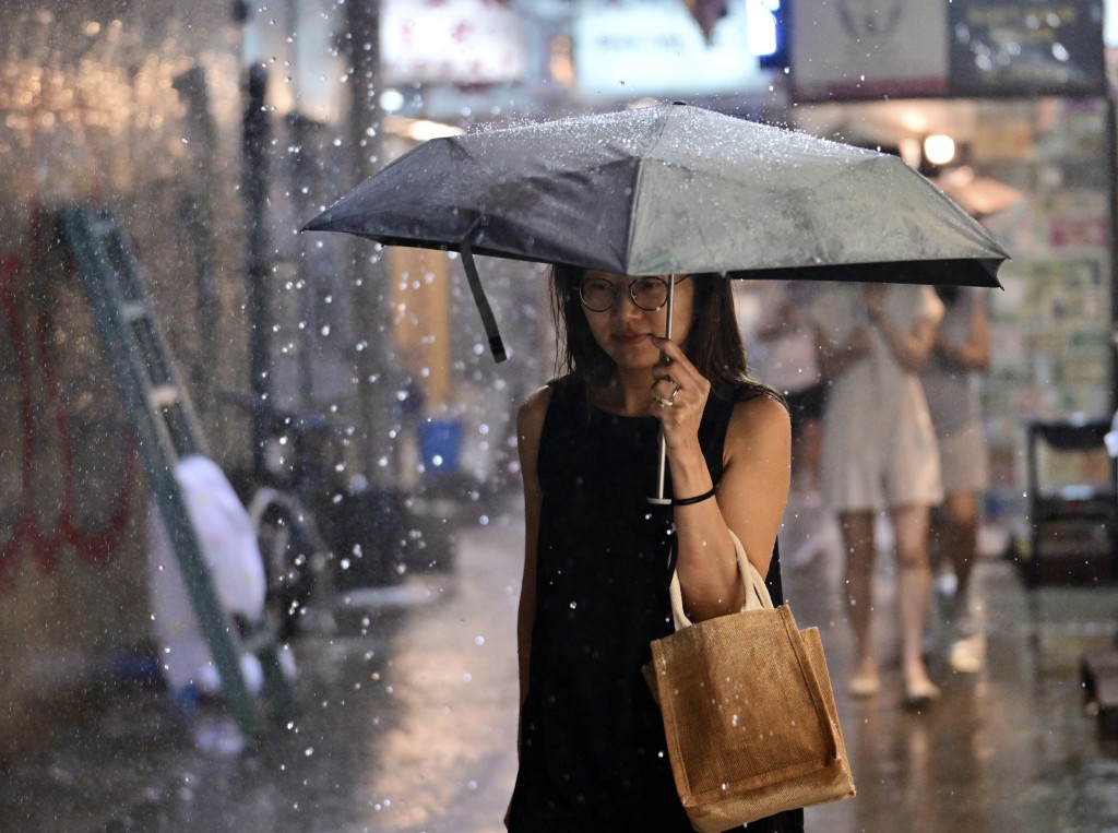 天文台指未来一两小时香港广泛地区可能受大雨影响。资料图片