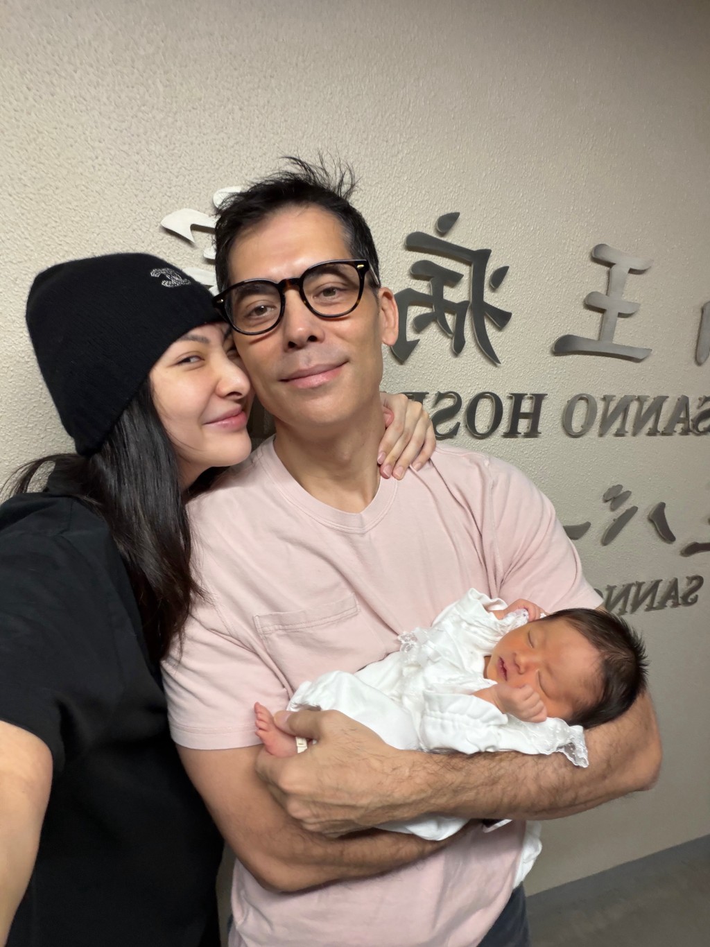 陳約臨在日本頂級醫院誕女。 陳約臨在日本頂級醫院誕女。
