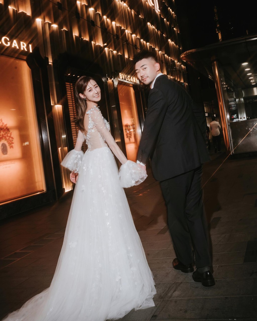 王虹茵終於在社交平台公開唯美婚紗照，可見該輯靚相於香港街頭取景。