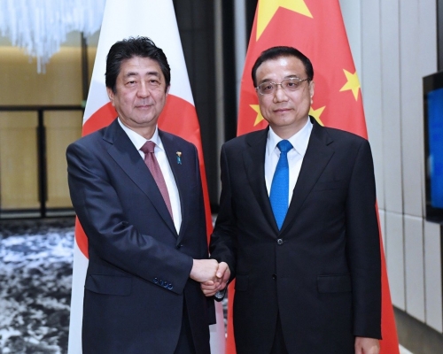 去年國務院總理李克強在菲律賓馬尼拉下榻飯店會見日本首相安倍晉三。新華社圖片