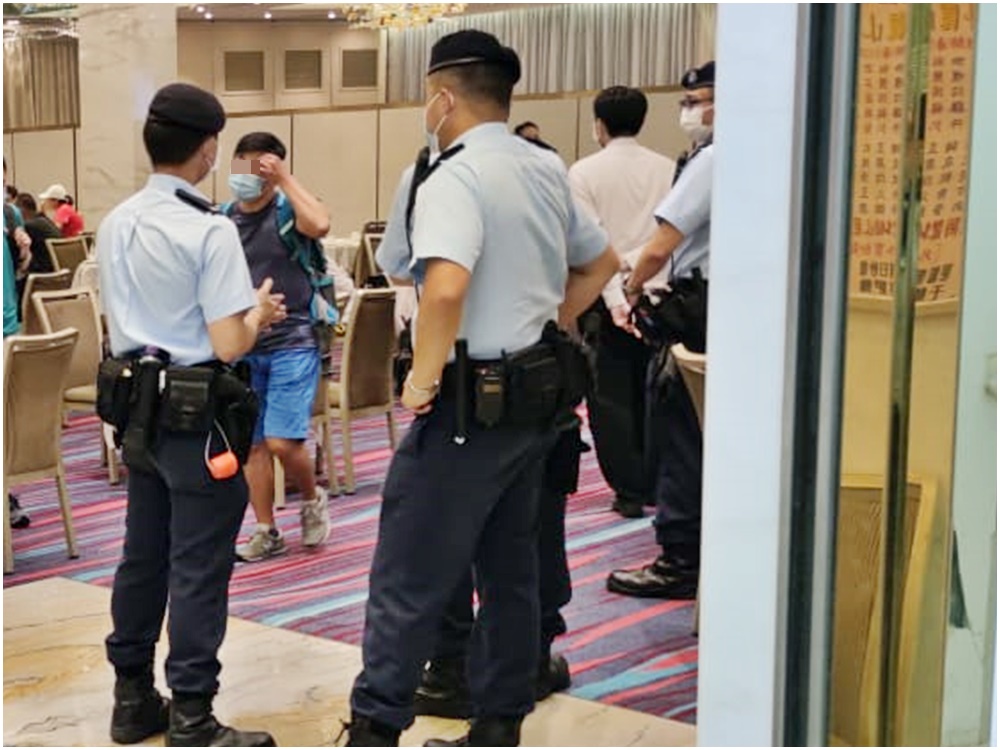 警方聯同食環衛署巡查西菁街及康景街多間食肆，提醒遵守防疫規例。