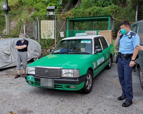 的士司機(左)遭劫去7000元財物。
