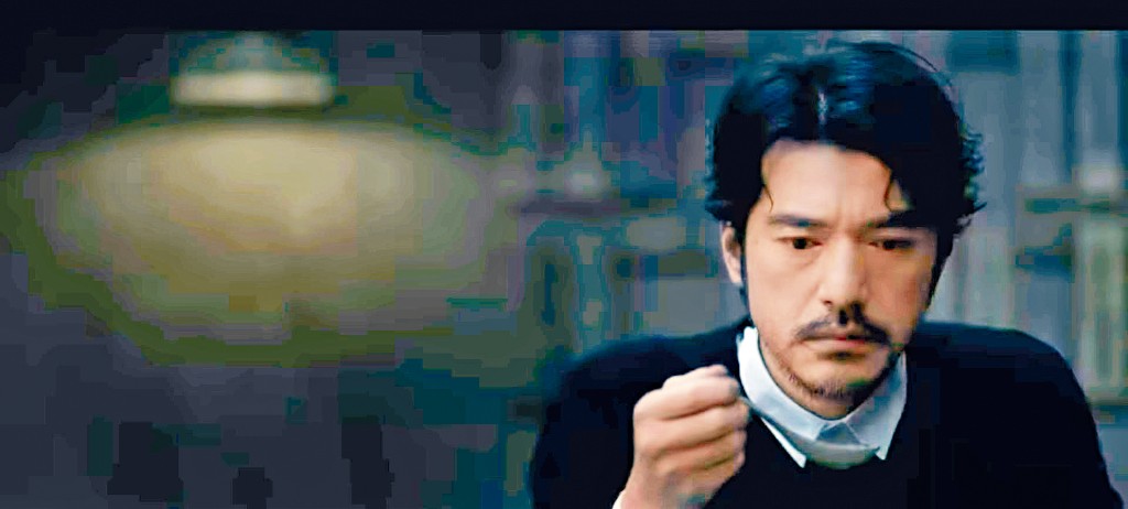 金城武一臉凝重。
